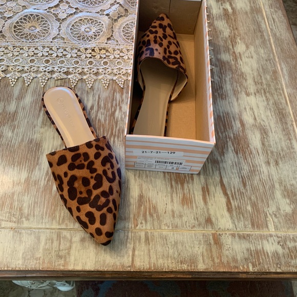 Leopard Print slip on shoe, New With Tag, Size 9 - Picture 3 of 5
